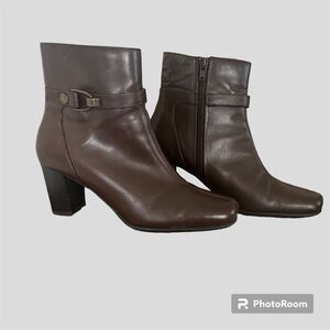 Women’s leather chocolate brown zip-up ankle boot size 6 1/2